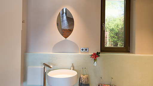 Haus am Hang Bad mit Waschbecken und Spiegel bei Mebart