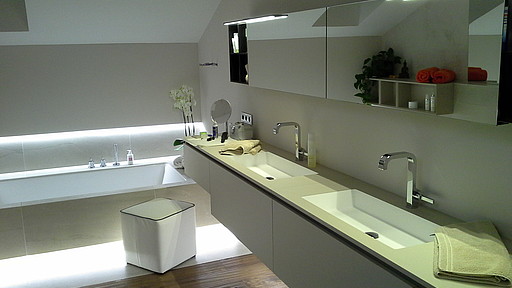 Dachgeschosswohnung Wörgl Wellness und Bäder Bad mit zwei Waschbecken bei Mebart